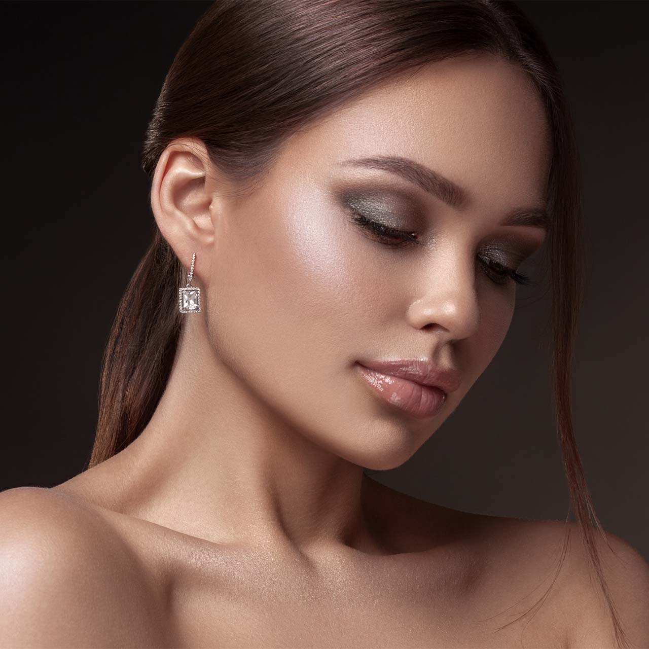 Model with glowing skin and neutral monocrhomatic makeup